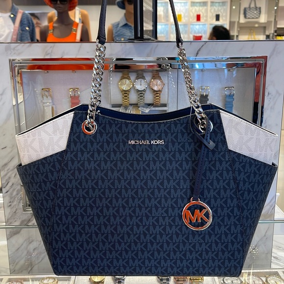 MICHAEL KORS
Jet Set Travel Lg Signature Chain Shoulder Tote Bag
Navy Multi
NWT - Picture 1 of 16